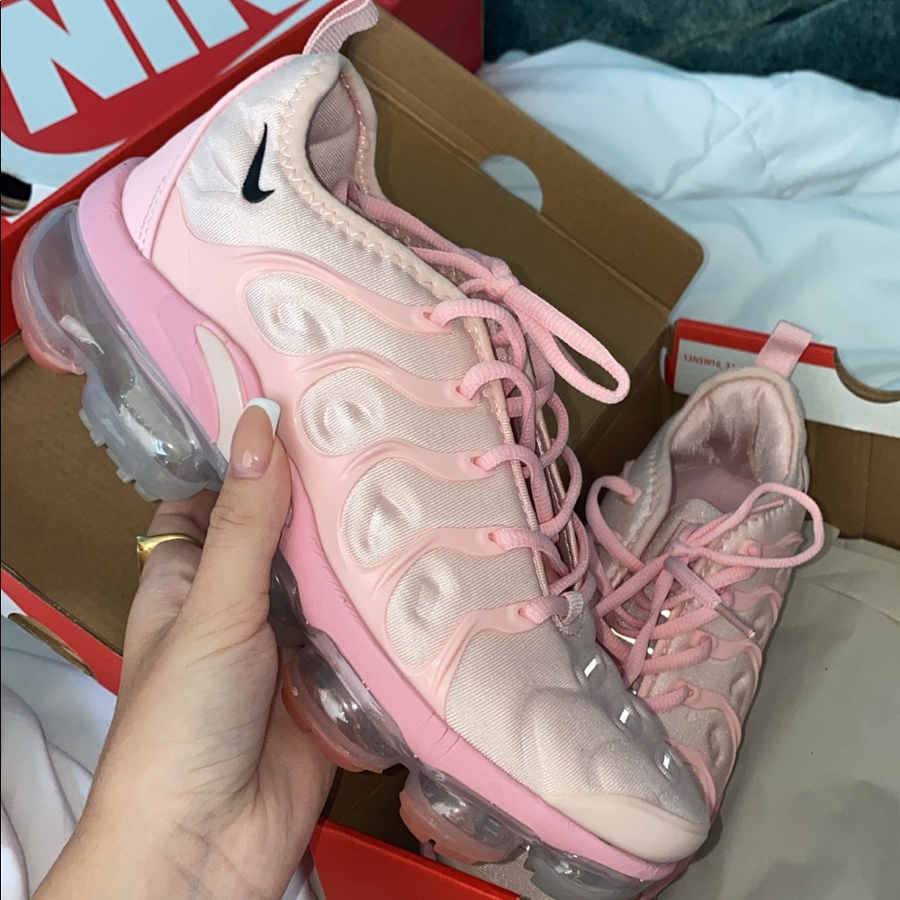 Pink Nike vapormax plus